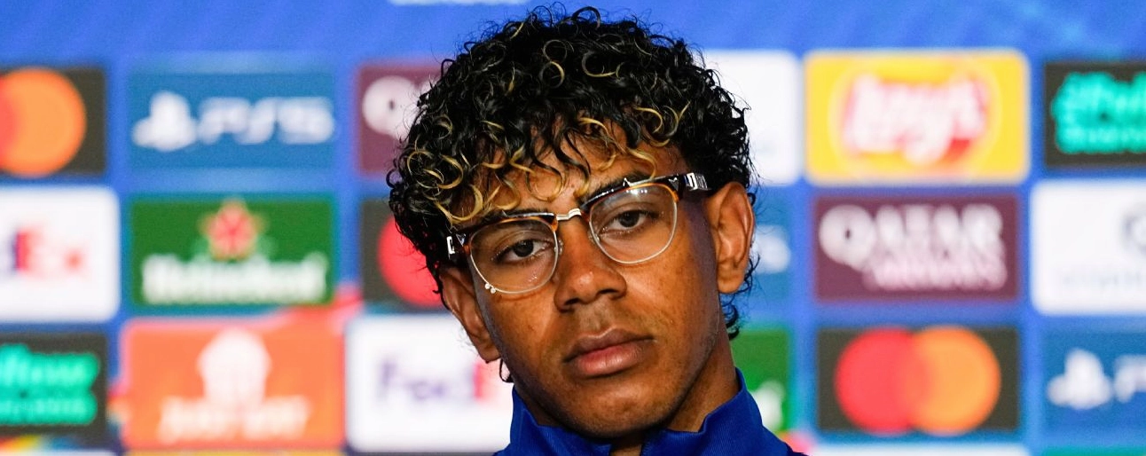 Cầu thủ trẻ tuổi đang thi đấu với ánh mắt đầy khao khát trên sân cỏ