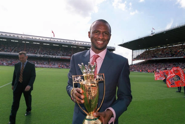 Đội trưởng Patrick Vieira tự hào nâng cao chiếc cúp vô địch vàng bất bại của Arsenal