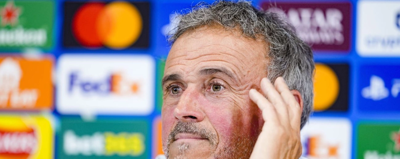 Hình ảnh một vị huấn luyện viên đang căng thẳng suy tính chiến thuật bên ngoài đường biên