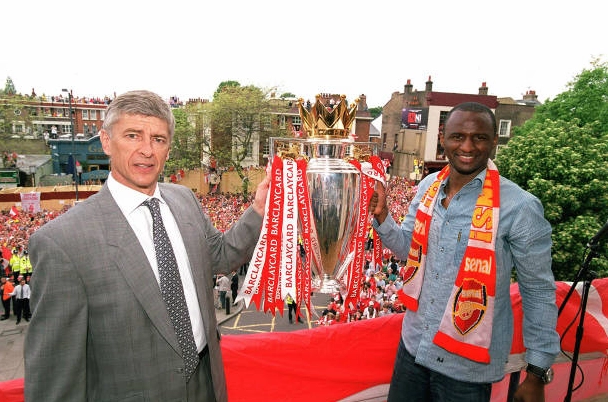 Huấn luyện viên Arsene Wenger và đội trưởng Patrick Vieira nâng cúp vô địch Ngoại hạng Anh