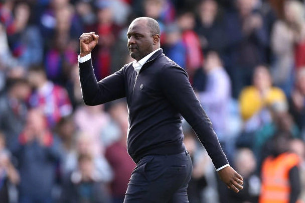 Huấn luyện viên Patrick Vieira giao lưu cùng cổ động viên Crystal Palace sau trận đấu