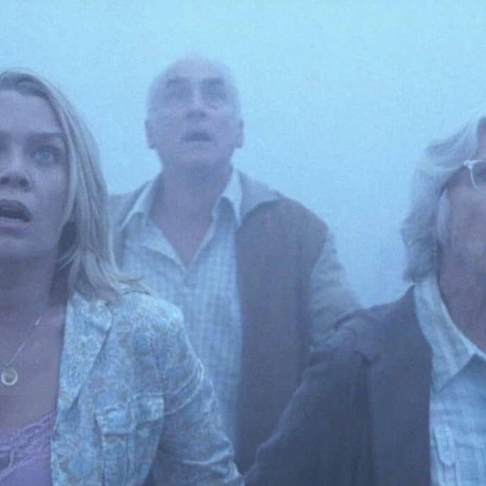 Khung cảnh mờ ảo ám ảnh tựa như một bộ phim kinh dị