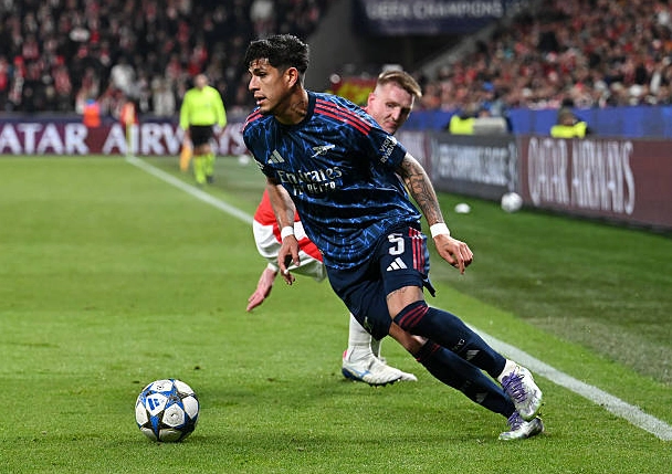 Piero Hincapié khéo léo xử lý bóng trước sự áp sát của đối phương