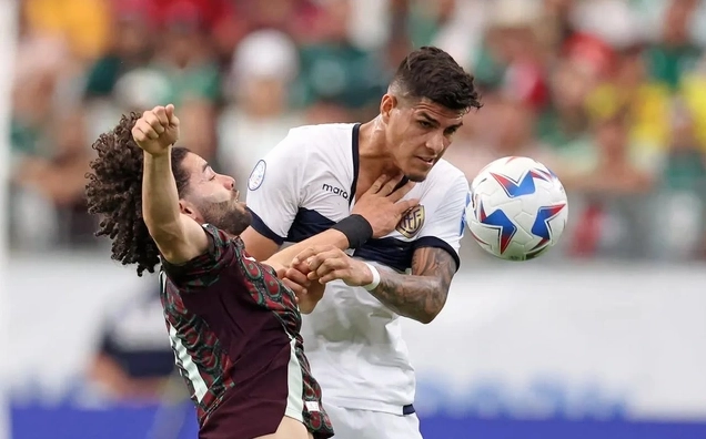 Piero Hincapié tập trung trong một trận đấu căng thẳng tại Premier League