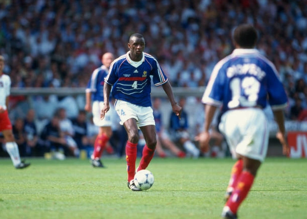 Tiền vệ Patrick Vieira thi đấu dũng mãnh trong trận đấu giữa Pháp và Đan Mạch tại World Cup 1998