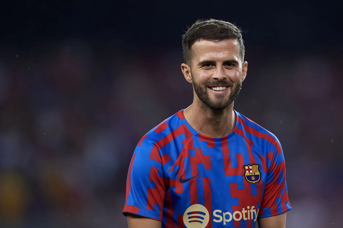 Miralem Pjanić lặng lẽ dưới mưa