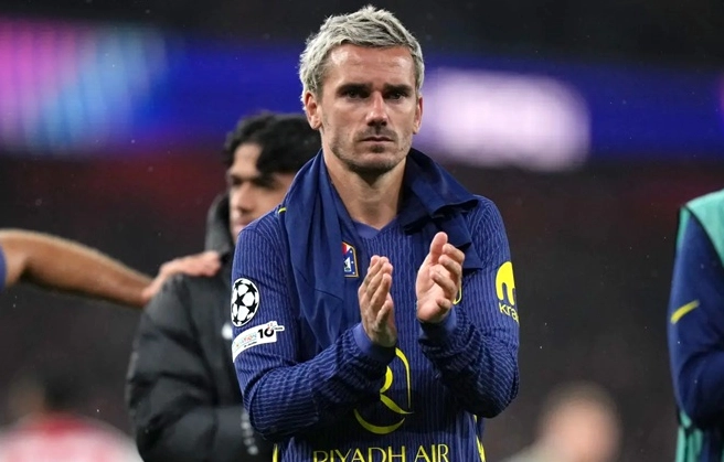 Nemanja Vidić nỗ lực chặn đứng cú dứt điểm