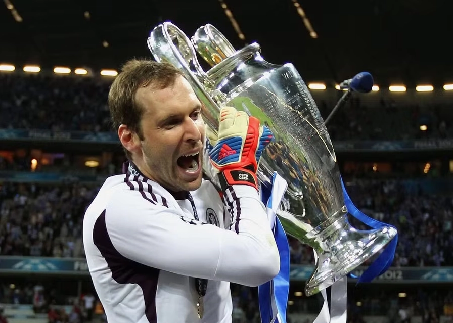 Petr Čech nâng cao cúp vô địch Champions League