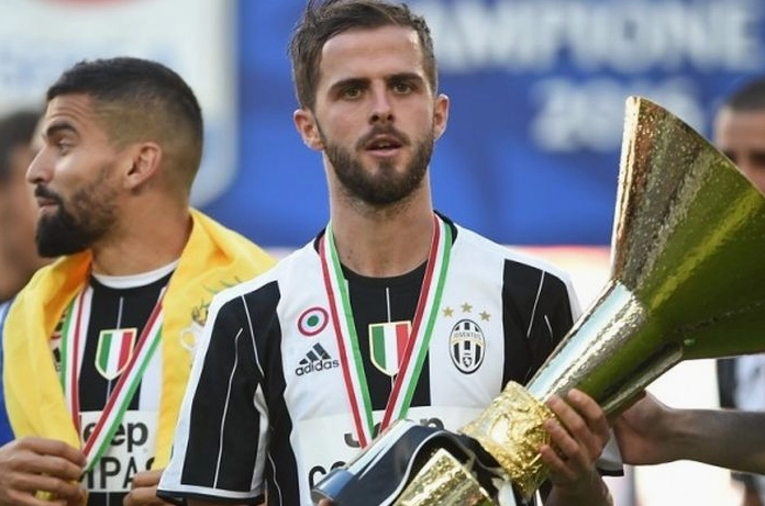 Pjanić ăn mừng Scudetto cùng Juventus