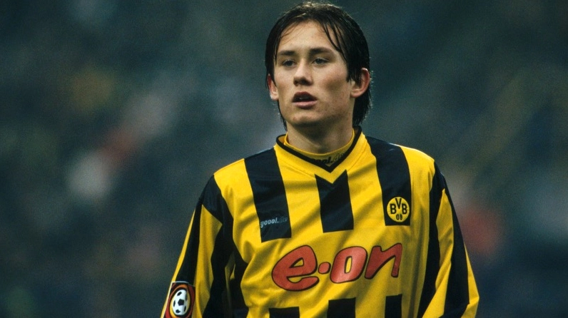 Tomáš Rosický điều khiển bóng bằng má ngoài