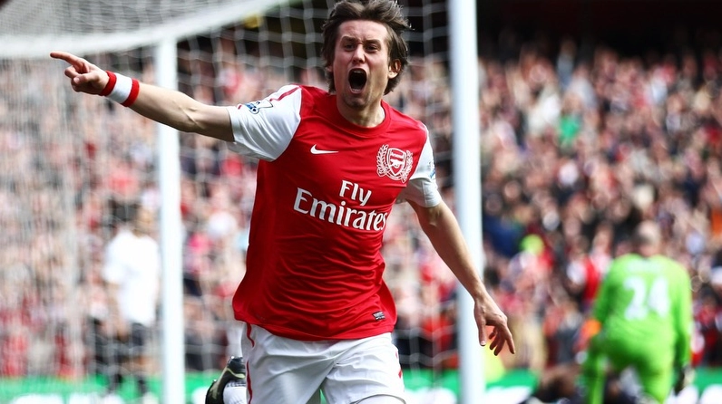 Tomáš Rosický tranh chấp bóng tại Premier League