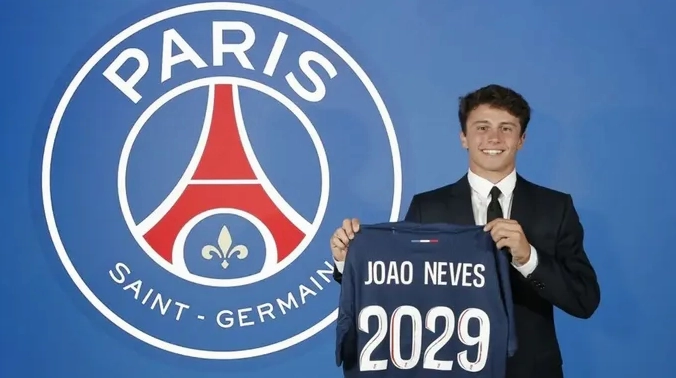 Bức ảnh kỷ niệm ngày Joao Neves chính thức ký hợp đồng gia hạn với PSG đến năm 2029