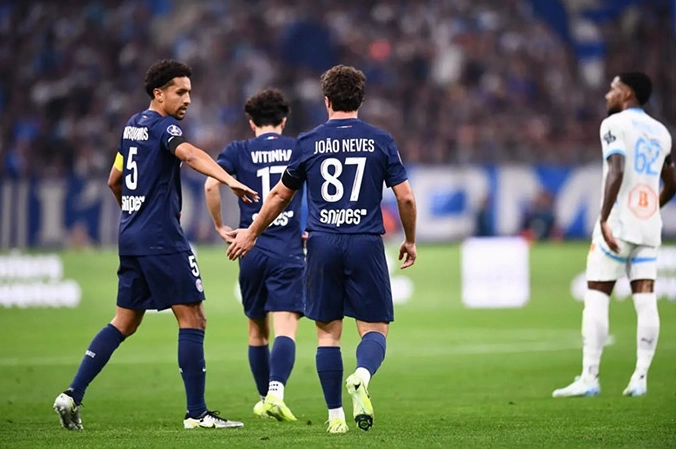 Trung vệ Marquinhos đang chúc mừng Joao Neves sau khi anh ghi được bàn thắng đầu tiên tại sân chơi Ligue 1